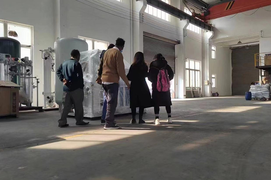 Indijski kupac posjeti tvornicu 